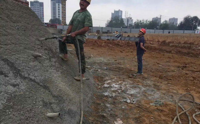 邊坡防滲注漿，可灌注環氧樹脂、聚脲樹脂、丙烯酸鹽等化學灌漿堵漏材料